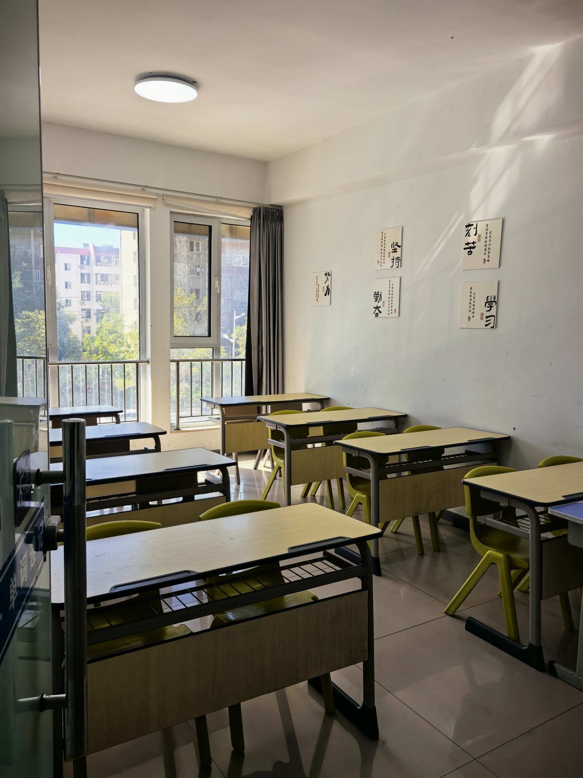教室2 · 整洁教学空间